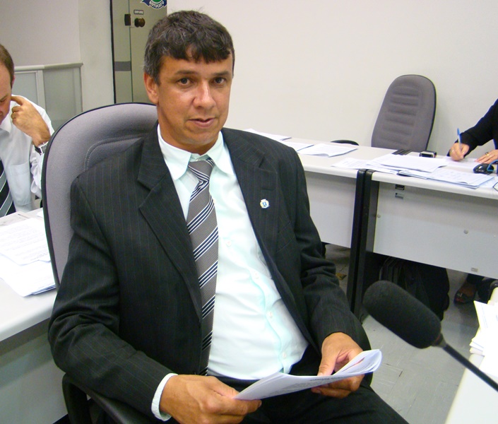 Valmir Reis pede lombada em via da Cohab III